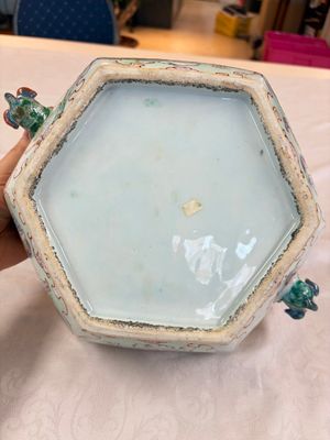 A Chinese Canton famille rose hexagonal tureen and cover, Qianlong — foto 16