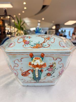 A Chinese Canton famille rose hexagonal tureen and cover, Qianlong — foto 2