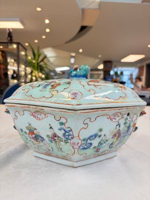 A Chinese Canton famille rose hexagonal tureen and cover, Qianlong — foto 3