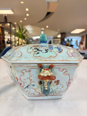 A Chinese Canton famille rose hexagonal tureen and cover, Qianlong — foto 4