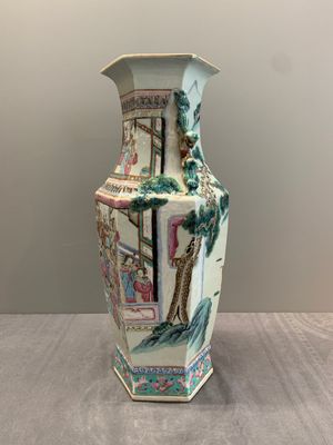 A Chinese Canton famille rose hexagonal vase with narrative design, 19th C. — photo 2