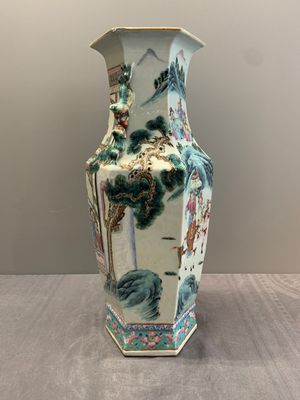 A Chinese Canton famille rose hexagonal vase with narrative design, 19th C. — photo 3