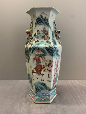 A Chinese Canton famille rose hexagonal vase with narrative design, 19th C. — photo 4