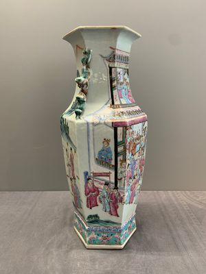 A Chinese Canton famille rose hexagonal vase with narrative design, 19th C. — photo 6