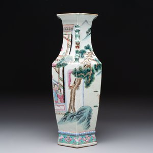 A Chinese Canton famille rose hexagonal vase with narrative design, 19th C. — photo 4