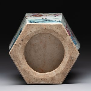 A Chinese Canton famille rose hexagonal vase with narrative design, 19th C. — photo 6