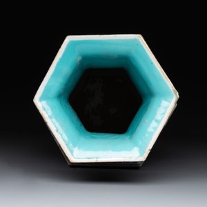 A Chinese Canton famille rose hexagonal vase with narrative design, 19th C. — photo 5