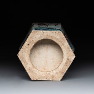 A Chinese Canton famille rose hexagonal vase with narrative design, 19th C. — photo 6