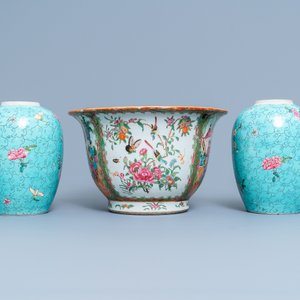 A Chinese Canton famille rose jardinière and a pair of turquoise-ground jars, 19th C. — photo 2