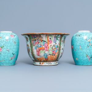 A Chinese Canton famille rose jardinière and a pair of turquoise-ground jars, 19th C. — photo 3