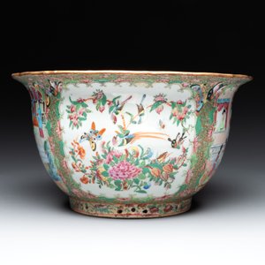 A Chinese Canton famille rose jardinière and stand with court scenes, 19th C. — photo 3