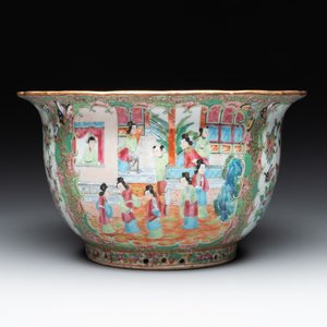 A Chinese Canton famille rose jardinière and stand with court scenes, 19th C. — photo 4