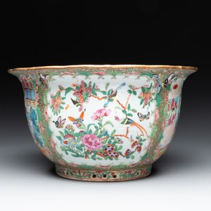 A Chinese Canton famille rose jardinière and stand with court scenes, 19th C. — photo 5