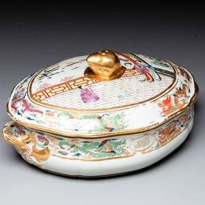 A Chinese Canton famille rose 'JFCB' monogrammed tureen and cover with narrative design, 19th C. — photo 1