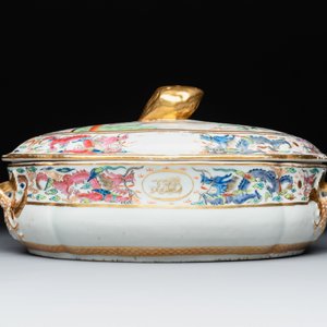 A Chinese Canton famille rose 'JFCB' monogrammed tureen and cover with narrative design, 19th C. — photo 3