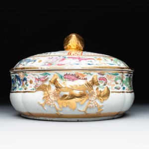 A Chinese Canton famille rose 'JFCB' monogrammed tureen and cover with narrative design, 19th C. — photo 4