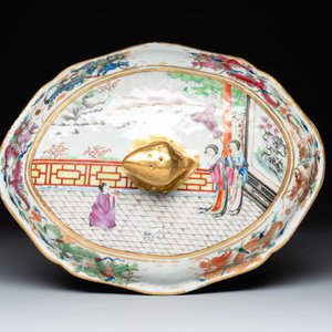 A Chinese Canton famille rose 'JFCB' monogrammed tureen and cover with narrative design, 19th C. — photo 6