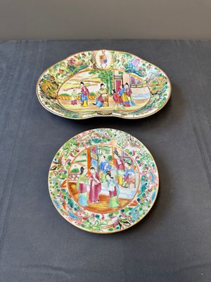 A Chinese Canton famille rose lobed armorial dish and a plate, 19th C. — 照片 1