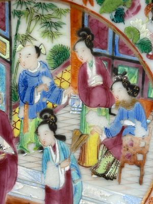 A Chinese Canton famille rose lobed armorial dish and a plate, 19th C. — 照片 3