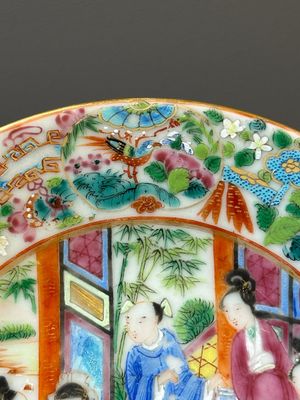 A Chinese Canton famille rose lobed armorial dish and a plate, 19th C. — 照片 5