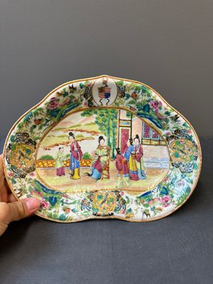 A Chinese Canton famille rose lobed armorial dish and a plate, 19th C. — 照片 9