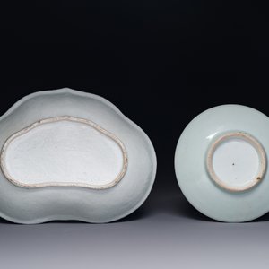 A Chinese Canton famille rose lobed armorial dish and a plate, 19th C. — 照片 2