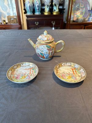 A Chinese Canton famille rose 'mandarin subject' covered teapot and a pair of saucers, Qianlong — photo 1