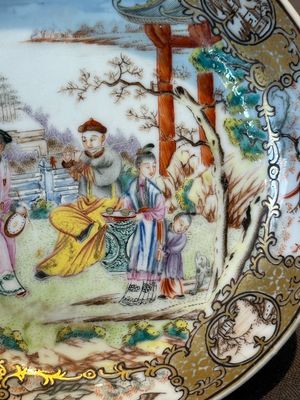 A Chinese Canton famille rose 'mandarin subject' covered teapot and a pair of saucers, Qianlong — photo 3