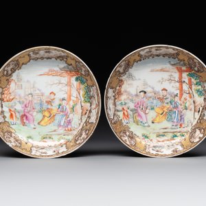 A Chinese Canton famille rose 'mandarin subject' covered teapot and a pair of saucers, Qianlong — photo 2