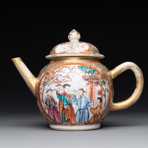 A Chinese Canton famille rose 'mandarin subject' covered teapot and a pair of saucers, Qianlong — photo 4