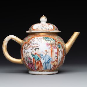 A Chinese Canton famille rose 'mandarin subject' covered teapot and a pair of saucers, Qianlong — photo 6