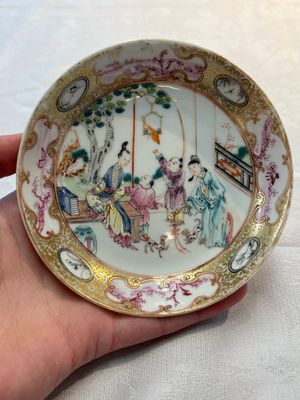 A Chinese Canton famille rose 'mandarin subject' cup and saucer, Qianlong — foto 1