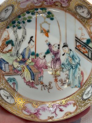 A Chinese Canton famille rose 'mandarin subject' cup and saucer, Qianlong — foto 2