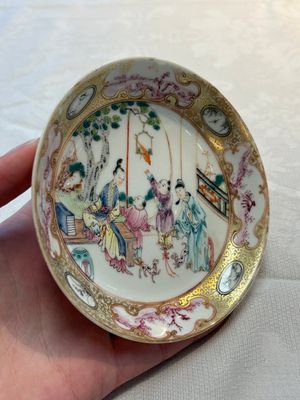 A Chinese Canton famille rose 'mandarin subject' cup and saucer, Qianlong — foto 3