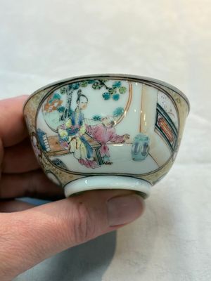 A Chinese Canton famille rose 'mandarin subject' cup and saucer, Qianlong — foto 5