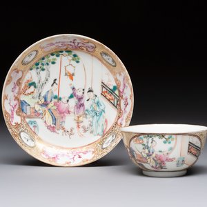 A Chinese Canton famille rose 'mandarin subject' cup and saucer, Qianlong — foto 1