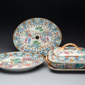 A Chinese Canton famille rose 'mandarin subject' oval dish, a strainer, a covered tureen and stand, 19th C. — 照片 1
