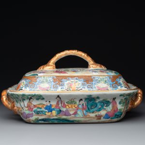 A Chinese Canton famille rose 'mandarin subject' oval dish, a strainer, a covered tureen and stand, 19th C. — 照片 2