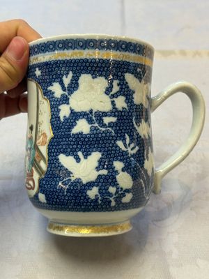 A Chinese Canton famille rose 'Mandarin Subject' tankard, Qianlong — photo 3