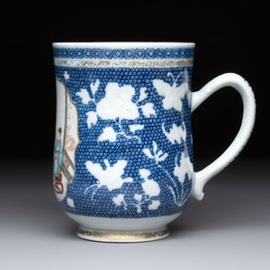 A Chinese Canton famille rose 'Mandarin Subject' tankard, Qianlong — photo 3