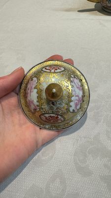 A Chinese Canton famille rose 'mandarin subject' teapot, Qianlong — photo 15