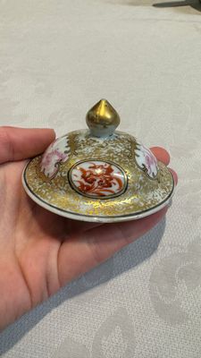 A Chinese Canton famille rose 'mandarin subject' teapot, Qianlong — photo 16