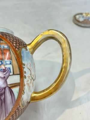 A Chinese Canton famille rose 'mandarin subject' teapot, Qianlong — photo 12