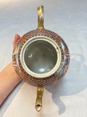 A Chinese Canton famille rose 'mandarin subject' teapot, Qianlong — photo 7
