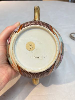 A Chinese Canton famille rose 'mandarin subject' teapot, Qianlong — photo 8