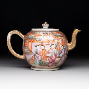 A Chinese Canton famille rose 'mandarin subject' teapot, Qianlong — photo 3