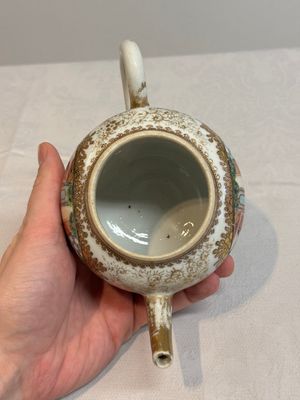 A Chinese Canton famille rose 'mandarin subject' teapot, Qianlong — photo 11