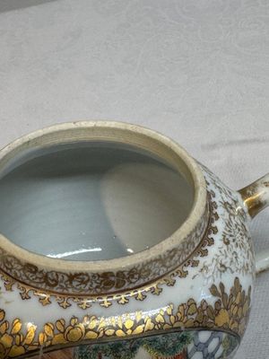 A Chinese Canton famille rose 'mandarin subject' teapot, Qianlong — photo 5