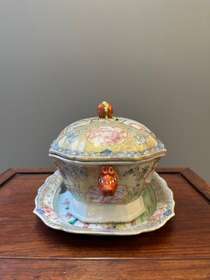 A Chinese Canton famille rose 'mandarin subject' tureen, cover and stand, Qianlong — 照片 4