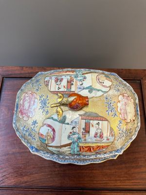 A Chinese Canton famille rose 'mandarin subject' tureen, cover and stand, Qianlong — 照片 5